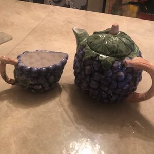 Teapot and creamer set. Pattern:grapes and leaves
